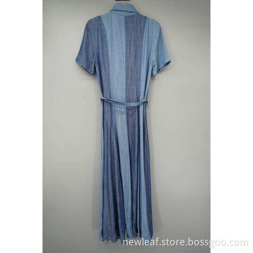 Kragenkontrastfarben -Hemdkleid drehen